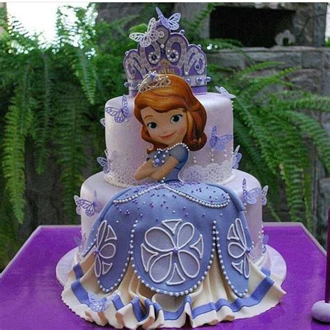Torta redonda con muñeca Princesa Sofía y falda de queque