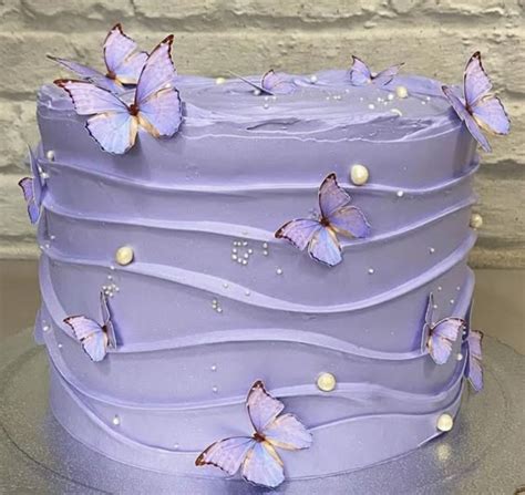 Torta redonda con temática de mariposas en crema buttercream