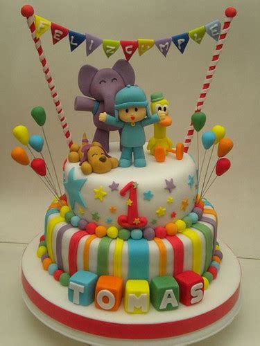 Torta de dos pisos con temática Pocoyo y personajes en fondant
