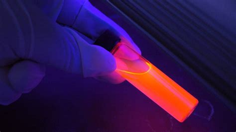 Imagen de gelatina bajo luz UV emitiendo una fluorescencia azul