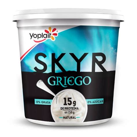 Variedad de yogures (natural, griego, Skyr) en un supermercado