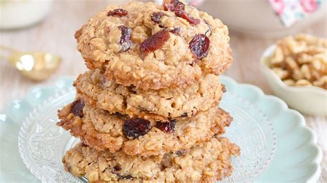 Variedad de galletas de avena con diferentes toppings: chispas de chocolate, frutos secos, pasas.