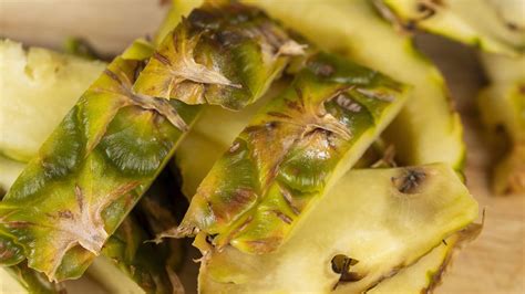 Fruto de piña con su cáscara característica