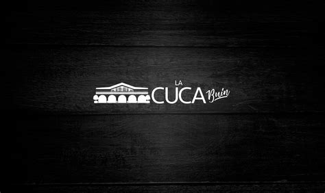 Fotografía panorámica del restaurante La Cuca en Buin, destacando su fachada histórica y tradicional.