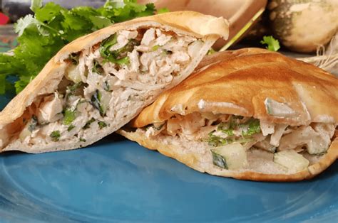 Sándwich relleno de ensalada de pollo