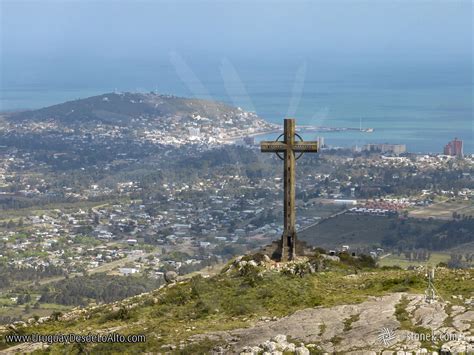 Fotografía de la Cruz del Cerro Pan de Azúcar con vista panorámica