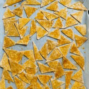 video tutorial corto mostrando cómo cortar y hornear Doritos caseros