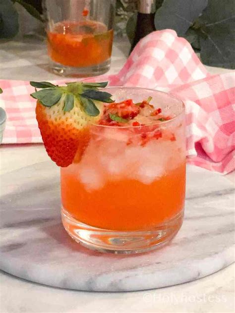 Mojito de fresa en vasos, con fresas y menta