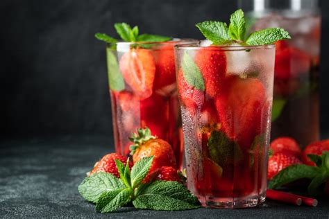 Ingredientes para mojito de fresa: fresas, lima, menta, ron, sprite, hielo