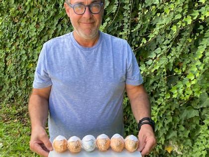 Diego Rossi, el maestro heladero, presentando los huevos de Pascua rellenos de helado.