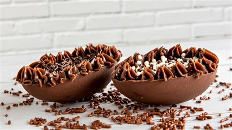 Detalle de los huevos de Pascua rellenos de dulce de leche y crema americana.