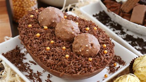 Variedad de huevos de Pascua rellenos de helado, destacando los de chocolate blanco con relleno de chocolate negro.