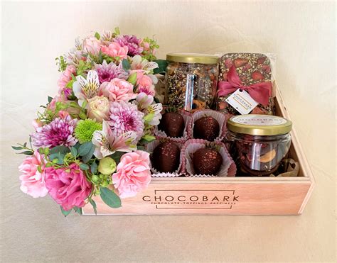 Ejemplos de cajas de chocolates decoradas con cintas, sellos y flores secas.