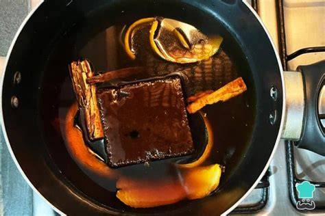 Esquema de los ingredientes: trozos de chancaca, canela, cáscara de naranja y la mezcla de maicena disuelta