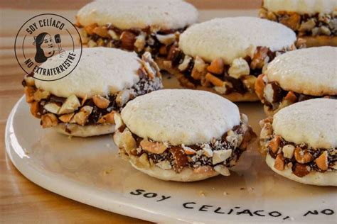 alfajores sin gluten sobre una tabla de madera