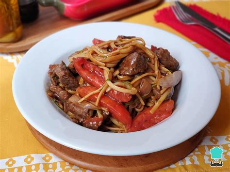 Ilustración de Tallarín Saltado con vegetales y carne
