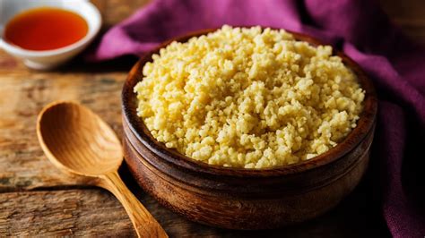 Plato de mijo cocido, mostrando su textura