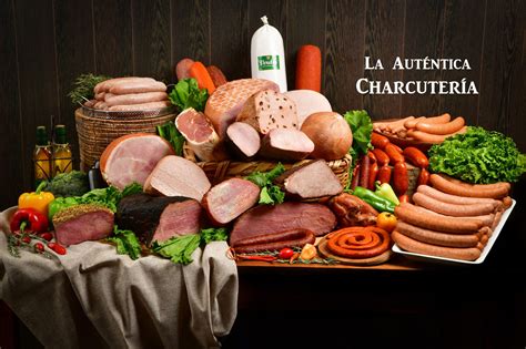 Fotografía de la diversidad de productos de charcutería y carnes de Pacel, mostrando la calidad y variedad.