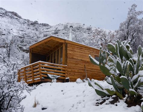 Esquema de las comodidades comunes en cabañas del Cajón del Maipo: tinaja, quincho, piscina y senderos