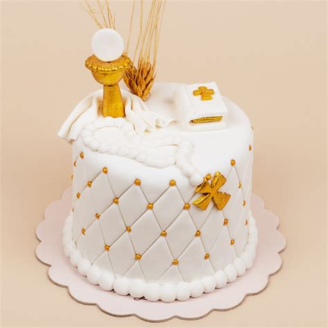 Tarta de primera comunión elegantemente decorada