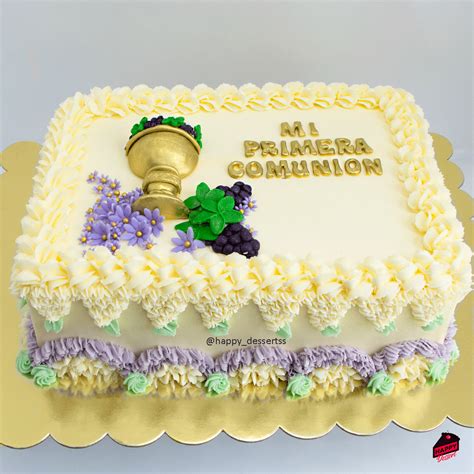 Tarta de comunión con decoración de rosas y flores de pasta de goma