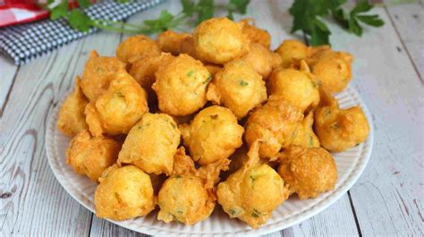 Ingredientes frescos para la preparación de buñuelos de bacalao