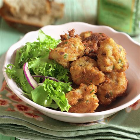Plato de buñuelos de bacalao con salsa para acompañar