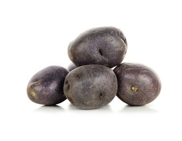 Tubérculos de papa negra peruana.