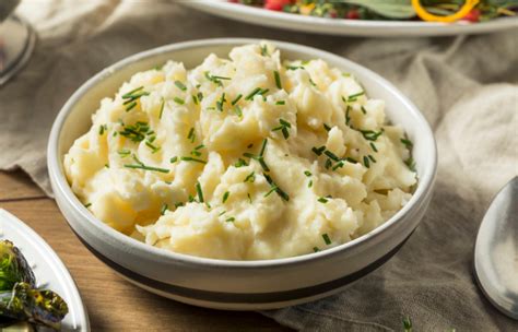 Plato de ensalada de papas mayo servido como guarnición en un asado chileno