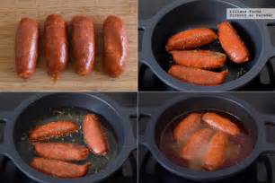 Chorizos siendo pinchados con un palillo