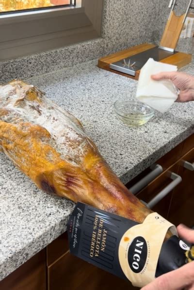 Foto de jamón curado con moho blanco en la superficie
