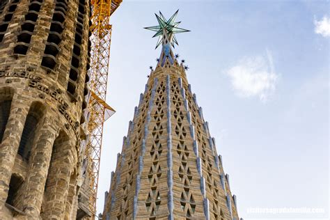 Infografía del avance de la construcción de las torres centrales de la Sagrada Familia
