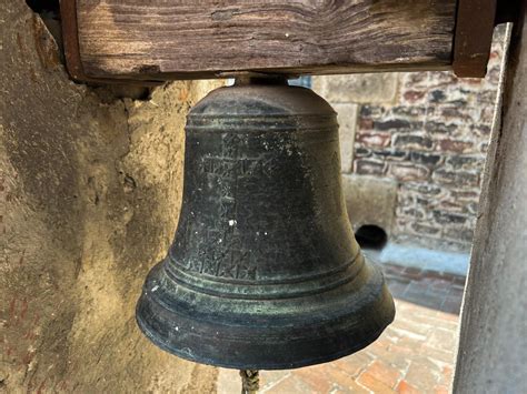 Fotografía de una campana de gran tamaño en una catedral española