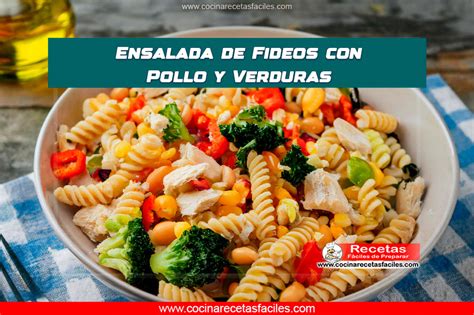 Ensalada de fideos con pollo, vegetales y salsa pesto