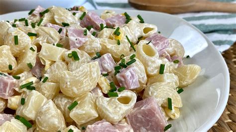 Ensalada de pasta fría con jamón, queso y vegetales