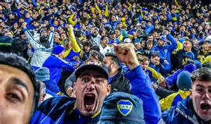 Fotografía de hinchas celebrando un gol con cerveza Cristal
