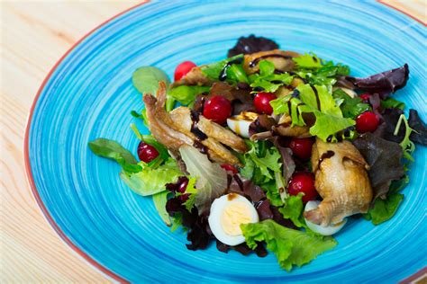 Fotografía gastronómica de una ensalada fresca aliñada con vinagre balsámico de manzana.