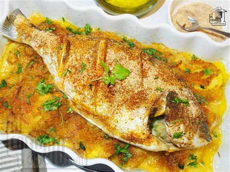 Fotografía del plato finalizado: un pastel dorado al horno con texturas rústicas de puré de camote.