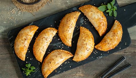Imagen de un bol con el relleno de chorizo y queso listo para las empanadas