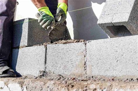 Diseñador: Detalle de las juntas de ladrillos alisadas con mortero para un acabado profesional.