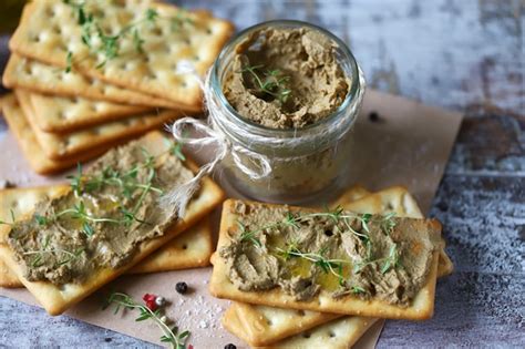 Foto de paté casero con hierbas frescas
