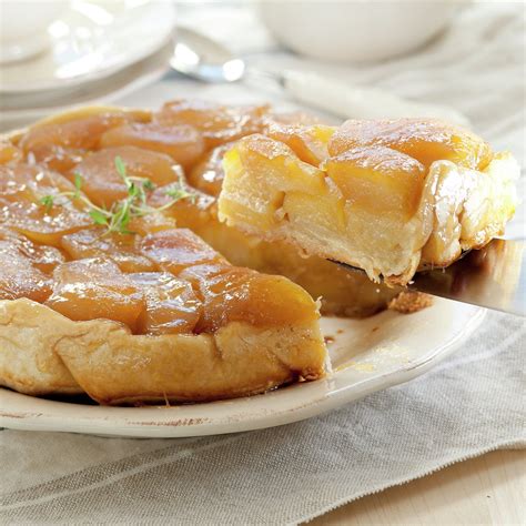 Ilustración de una tarta Tatin con manzanas caramelizadas.
