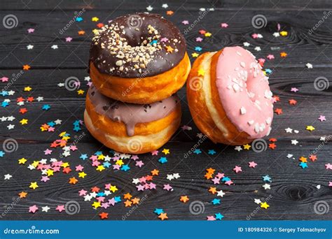 Imagen de un surtido de donuts coloridos y decorados, representando la repostería americana.
