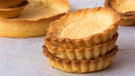 Bolas de masa para tartaletas refrigerándose envueltas en plástico