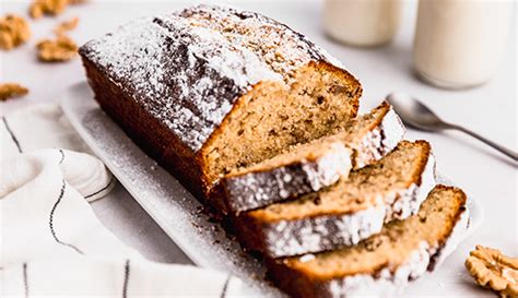 Queque de nuez moscada recién horneado con nueces picadas