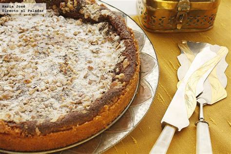 Tarta armenia de nuez moscada con base crujiente y nueces espolvoreadas