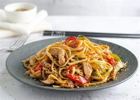 fideos fritos con verduras y pollo