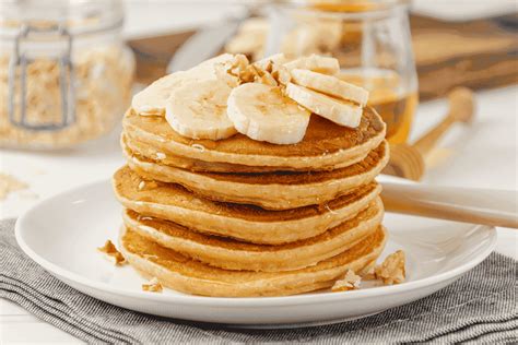 Ilustración de pancakes dorados de avena con plátano y un poco de sirope