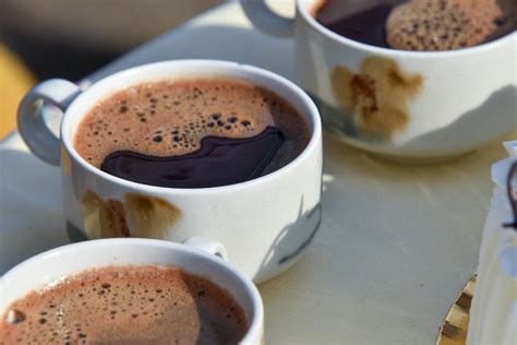 Foto de tazas de chocolate caliente espumoso