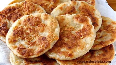 Tortillas de trigo con queso recién hechas y dobladas